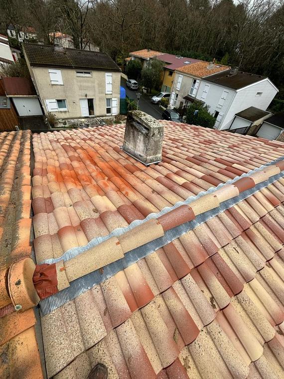 Toiture en tuiles rénovée par MLA Couvreur à Bordeaux, héritière de la tuile canal du Sud-Ouest
