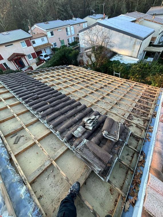 Rénovation d'une toiture en ardoises en Gironde, dans la tradition des combles mansardés bordelais